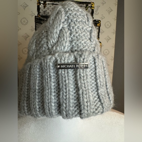 NWOT MICHAEL KORS GRAY CABLE KNIT FALL & WINTER HAT - Picture 3 of 6